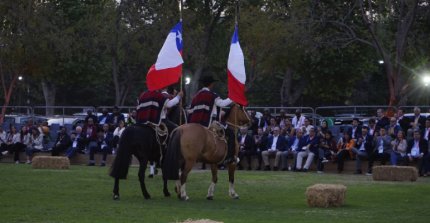 Escuadra Palmas de Peñaflor inicia sus presentaciones de Fiestas Patrias en Santo Domingo