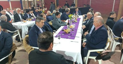 El acampado almuerzo de premiación de os Criadores de Cardenal Caro