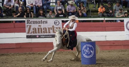 Escuadra Mujeres de Río Grande cautivó al público de la Semana de la Chilenidad