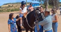 Asociación Cardenal Caro y Club La Estrella apoyan sesiones de equinoterapia