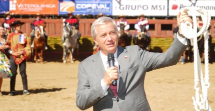 Entre aplausos, discursos y folclore: La jornada del Presidente y la Primera Dama en la Final del Champion